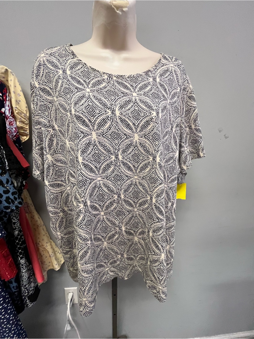 1125 / Croft& Barrow Women's Black & White Geometric Short Sleeve Top